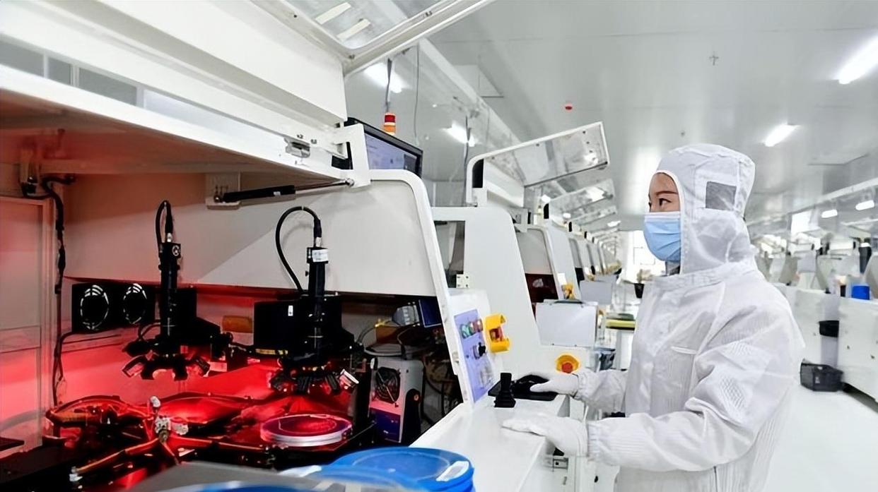 2025芯片大戰(zhàn)迎來分水嶺，中方警告全球“配合美國禁令就是違法”，美媒承認中國超越時刻已到(圖8)