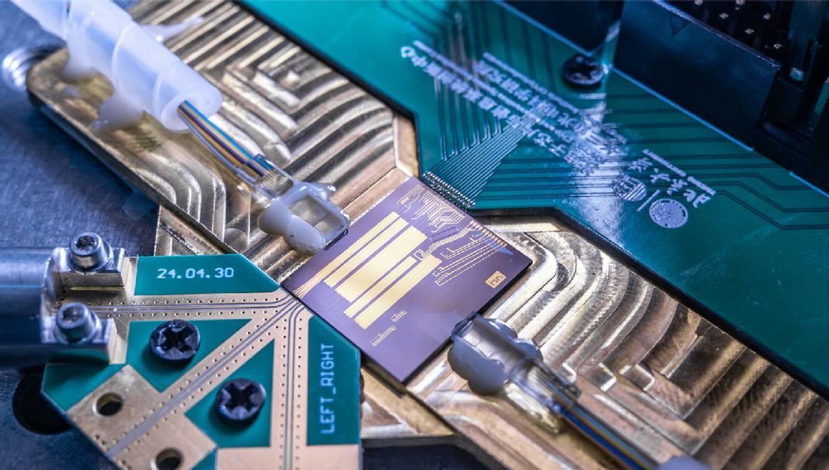 英媒直言：中國又迎來彎道超車，不靠光刻機也能解決芯片難題？(圖10)